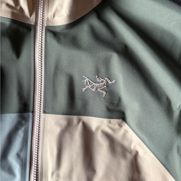 NWT - Arc'teryx Women's Beta Jacket - Canvas / Forage / Tatsu - Medium - Picture 5 of 9